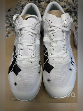 On men’s 9.5 Cloudspike 1500m track shoes- new in box